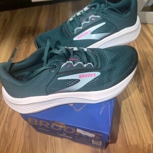 Brooks 7 Dark Teal Running Shoes with White and Pink Accents. Brand NEW